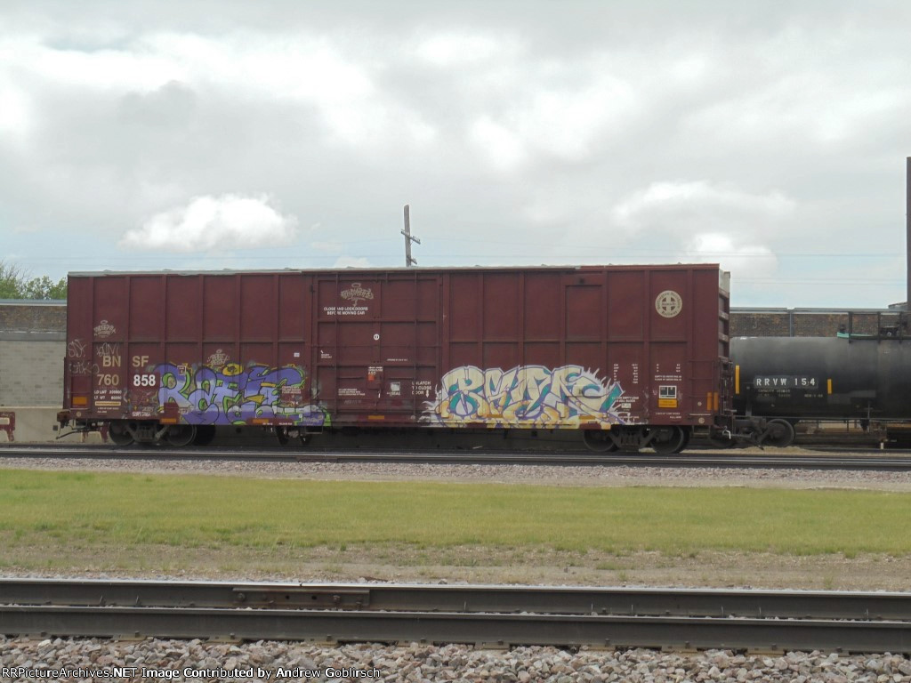 BNSF 760858 + RRV&W 154